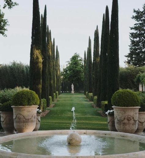 Old Money House, Architecture Antique, Garden Fountain, Interior Modern, Dream House Interior, Dream House Exterior, Pretty Places, Dream Garden, House Inspo