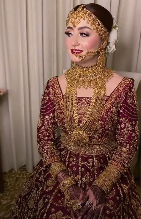 Bride With Matha Patti, Baraat Jewelry, Mehendi Bridal Look, Engagement Ring Non Traditional, Necklace Women Gold, Women Gold Chain, Pakistani Bridal Makeup, Red Bridal Dress, Pakistani Bridal Jewelry