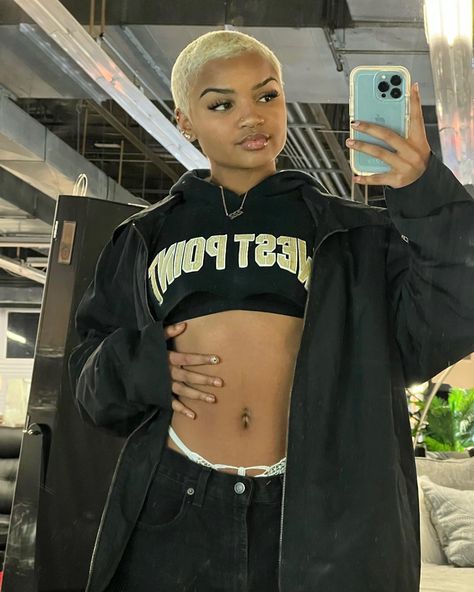 Shaved Head Girl Black Hair, Blonde Buzzcut Woman Black, Dyed Haircuts, Hair Short Cuts, Bald Baddie, Natural Hair Short, Buzzed Hair Women, Short Shaved Hairstyles, Buzzed Hair