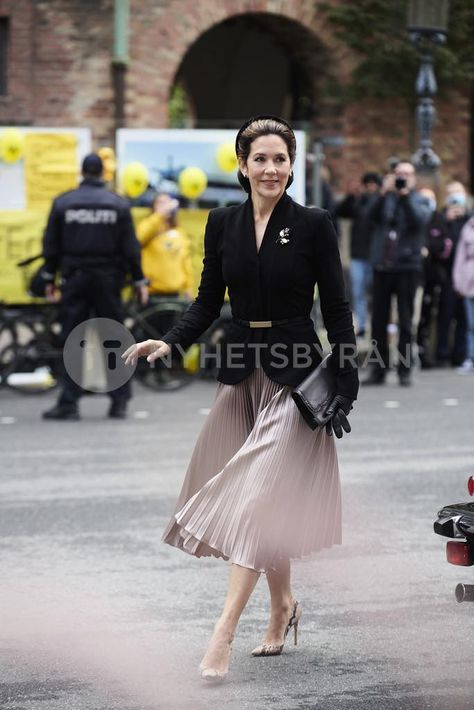 Classy Work Attire, Casual Chic Winter, Princess Marie Of Denmark, Chic Winter Outfits, Estilo Real, Royal Brides, Office Outfits Women, Royal Outfits, Royal Style