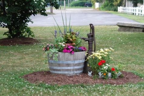 Wine Barrel Planter, Country Garden Decor, Barrel Planter, Garden Yard Ideas, Decor Minimalist, Rustic Gardens, Country Gardening, Lawn And Garden, Yard Landscaping