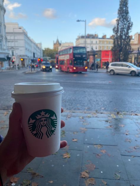 Starbucks In London, Rainy London Aesthetic, Coffee From Starbucks, Starbucks London, Rainy London, Rain Aesthetic, London Aesthetic, London Life, London England