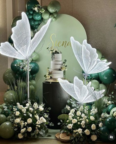 Wedding Balloon Backdrop, Enchanted Forest Quinceanera Theme, Bühnen Design, Quince Themes, Enchanted Forest Theme, Green Balloons, Sweet 16 Themes, Happy Birthday Decor, Quince Decorations