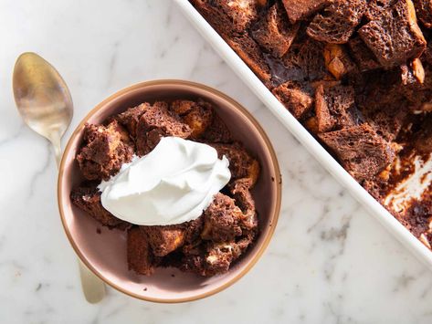 This Easy Chocolate Bread Pudding Tastes Just Like a Cup of Hot Cocoa Easy Chocolate Bread, Cocoa Bread, Bread And Chocolate, Fudgy Cake, Cup Of Hot Cocoa, Chocolate Mayonnaise Cake, Chocolate Bread Pudding, Molten Chocolate, Bread Pudding Recipe