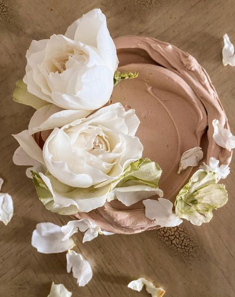 Cake Artwork, Rose Petal Cake, Praline Cake, Hazelnut Praline, Modern Cakes, Mothers Day Cake, Pretty Dessert, Rose Cake, Elegant Cakes