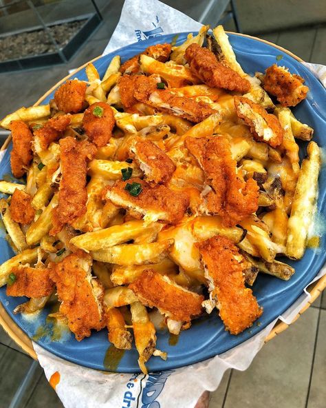 MASSIVE CRAVINGS. on Instagram: “CUSTOM BUFFALO CHICKEN CHEESE FRIES, CHEESY FRIES, SPICY CHICKEN CHEESE FRIES, OR ALL?!🍟🧀😍 from @islandsburgers #cheese #fries…” Chicken Cheese Fries, Fries Cheese, Cheesy Fries, Buffalo Recipe, Cheese Fries, Yummy Comfort Food, Happy Foods, Food To Go, Spicy Chicken