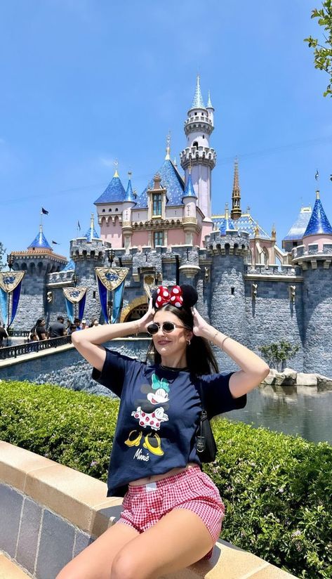 15 Disneyland Outfit Ideas for Moms: Stylish and Comfortable Tips Disney Black Outfit, Disneyland Outfits California, Disney Orlando Outfits, Mommy And Me Disney Outfits, Disney Outfits Aesthetic, Disney Park Outfits, Aesthetic Disney Outfits, Cute Disney Fits, Mommy And Me Disney