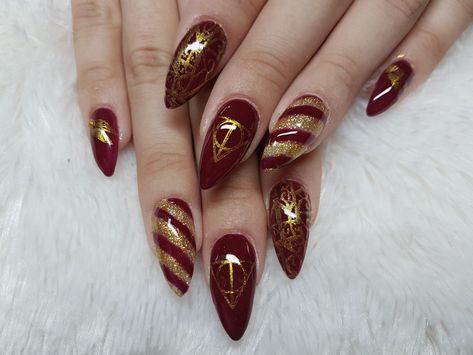 Harry Potter French Tip Nails, Hogwarts Nail Art, Harry Potter Wedding Nails For Bride, Harry Potter Nail Art Gryffindor, Harry Potter Nails Christmas, Gryffindor Nails Harry Potter, Harry Potter Acrylic Nails Gryffindor, Gryffindor Nails Acrylic, Grifindor Nails