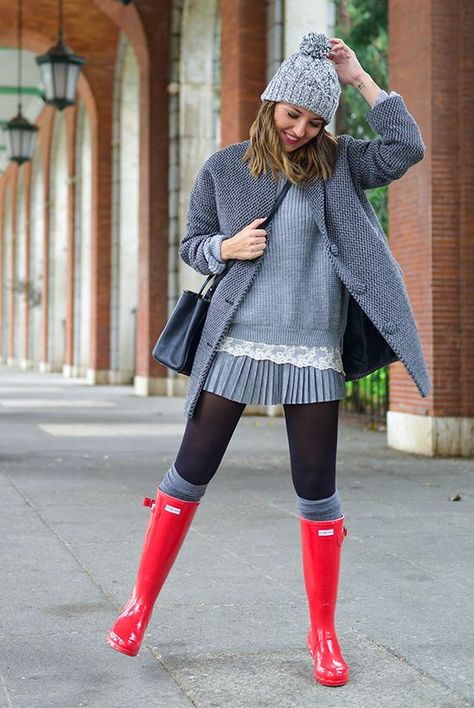 Casual Outfits Comfy, Rain Boot Outfit, Red Rain Boots, Hunter Outfit, Street Style Fall Outfits, Red Rain, Boating Outfit, Coat Outfit, Fashion Blogger Style