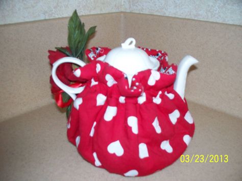 Made by Me in Red: How to Make a Totally Reversible Tea Cozy Diy Tea Cosy, Tea Cozy Tutorial, Tea Pot Cover, Tea Cosy Pattern, Tea Cozy Pattern, Teapot Cover, Tea Crafts, Teapot Cozy, Tea Cozies