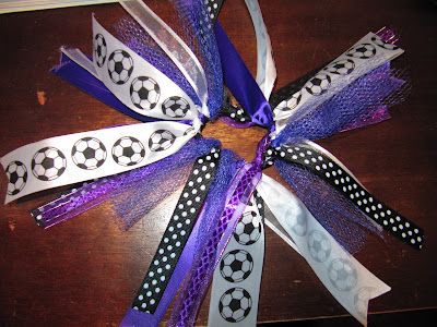 Creatively Quirky at Home: Soccer! Bows, snacks and ways to stay cool! Soccer Hair Bows, Gymnastics Ribbon, Soccer Crafts, Softball Hair Bows, Soccer Bow, Soccer Hair, Cheerleading Squad, Cheerleading Hairstyles, Purple Zebra