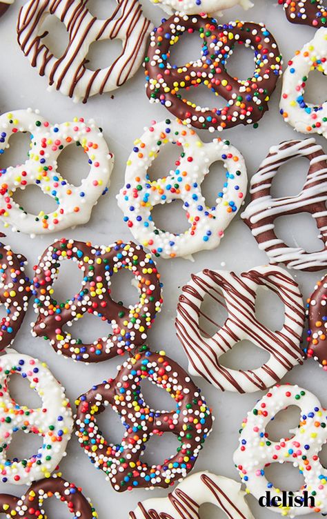 Dipping pretzels at home is WAY easier than you think—and look how cute they come out! Get the recipe at Delish.com. #chocolatecovered #pretzels #homemade #recipe #easy #howtomake #diy #valentines #sprinkles #white Diy Pretzels, Choc Covered Pretzels, Chocolate Covered Pretzels Recipe, Christmas Pretzels, Pretzel Treats, Dipped Pretzels, Chocolate Dipped Pretzels, A Box Of Chocolates, Covered Pretzels