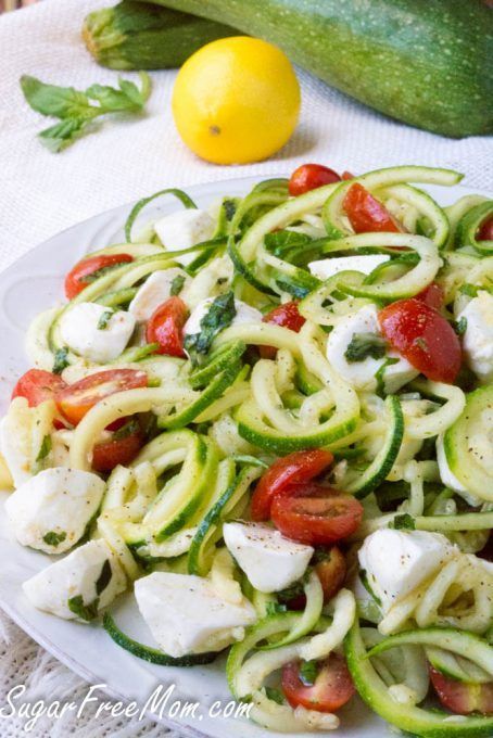 caprese zucchini1 (1 of 1) Noodle Pasta Salad, Zucchini Noodle Pasta, Zoodle Recipe, Salad Caprese, Zucchini Noodles Salad, Salad Taco, Noodle Pasta, Resep Pasta, Zucchini Noodle