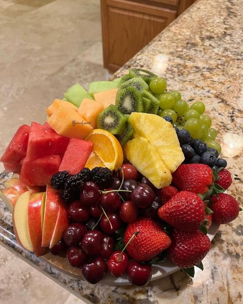 Fruit Cheese Platter, Fruit Platter Ideas, Fruit Board, Fruit Aesthetic, Platter Ideas, Cheese Platter, Food Babe, Fruit Bowls, Healthy Food Motivation