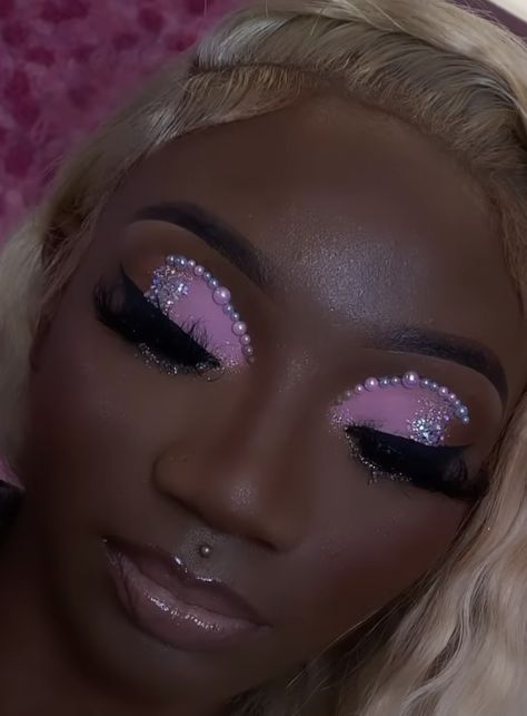 Pink Birthday Makeup Looks, Eyeshadow Looks With Glitter, Pink Glitter Makeup Looks, Makeup Looks Birthday, Prom Makeup Pink, Pink And Silver Makeup, Pink Prom Makeup, Rhinestone Eye Makeup, Aquarius Szn