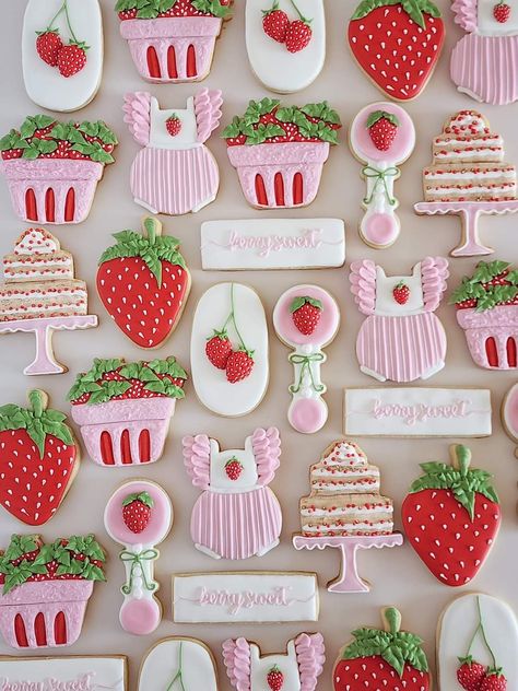 Strawberry Cookies Decorated, Strawberry Cake Cookies, Strawberry Sugar Cookies, Strawberry Cookies, Cake Cookie, Cutout Sugar Cookies, Fancy Cookies, Cookie Inspiration, Cookies Decorated