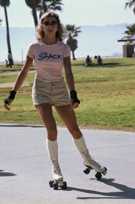 35 Interesting Vintage Photographs of Roller Skaters at Venice Beach, California in 1979 ~ vintage everyday 90s California, Roller Skating Outfits, Style Skate, Skating Aesthetic, Roller Rink, Roller Disco, Skate Girl, Roller Skaters, Roller Girl