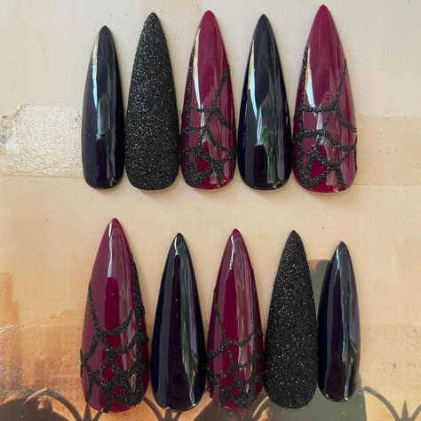 Red And Black Spider Web Nails, Spiderweb Stilleto Nails, Spiderweb Stiletto Nails, Black Red Nails Ideas, Purple Spider Web Nails, Maroon Halloween Nails, Red Black Halloween Nails, Red Spider Nails, Glitter Spider Web Nails