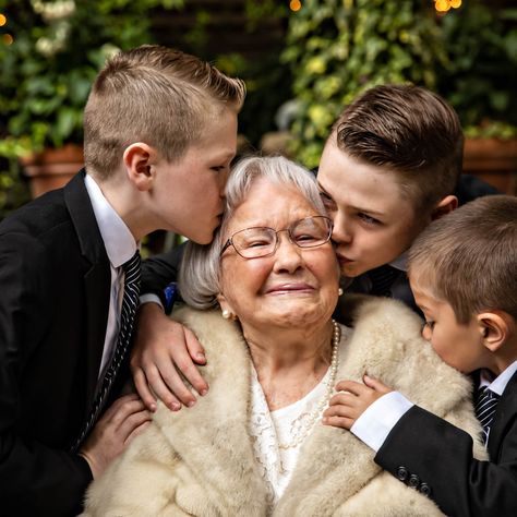 Great Grandparents Photoshoot, Grandparent And Grandchildren Photos, Grandmother With Grandchildren Photo, Family Photos Grandparents Grandchildren, Photo Shoot With Grandparents, Grandparent Poses Family Pics, Family Photo With Grandma, Grandmother And Grandkids Photoshoot, Grand Parent Photo Shoot