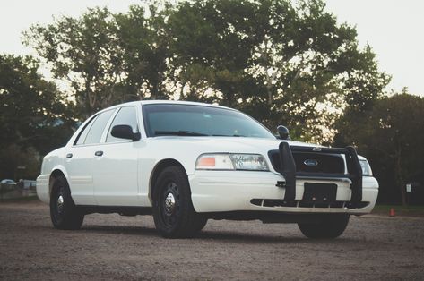 Your Used Crown Victoria Police Interceptor Buyer's Guide Crown Victoria, Crown Victoria P71, Police Car Design, Crown Victoria Interceptor, Ford Crown Victoria, Police Car Lights, Crown Victoria Police Interceptor, Victoria Police, Old Police Cars