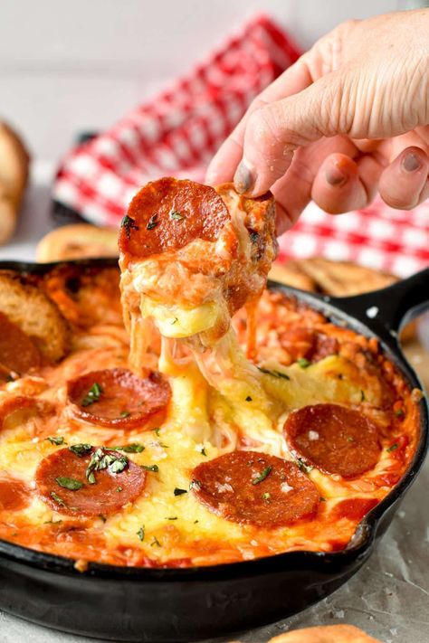 This Pizza Dip is calling all the cheese lovers with it's 2 cheese layers it's simply irresistible. Plus, this is a low-carb keto friendly dip too, gluten-free as well so everyone can dig in. Meat Lovers Pizza Dip, Pizza Dip, Pizza Chips, Gluten Free Dips, Almond Flour Pizza Crust, Pizza Dip Recipes, Pizza Ingredients, Pizza Flavors, Pizza Sauce Homemade