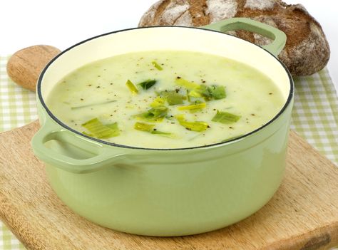 This delicious slow cooker potato and leek soup includes bacon and, optionally, shredded cheese. Make a simple meal with the addition of bread. Leeks Soup Recipes, Leek And Potato Soup, Cold Soups, Leek And Potato, Comfort Meals, French Potatoes, Slow Cooker Potatoes, Leek Recipes, Plats Weight Watchers