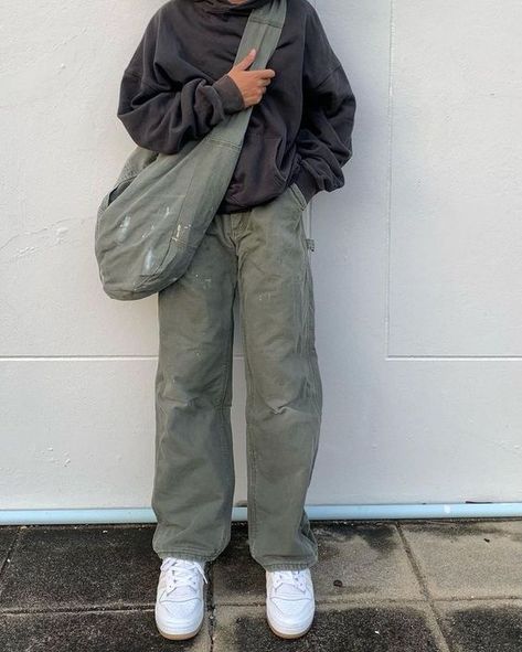 If you are into streetwear then you definitely need the carhartt dungaree pant in your wardrobe Carhartt Hoodie Outfit, Carhartt Street Style, Carhartt Pants Outfit, Carpenter Pants Outfit, Mens Streetwear Outfits, Calm Fits, Hoodie Outfit Men, Carhartt Work Pants, Inspo Fits