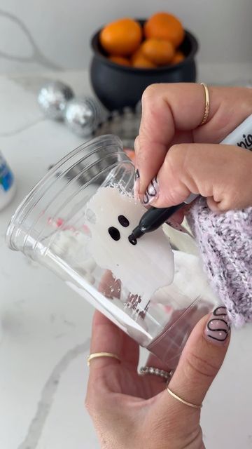 Deborah Trette on Instagram: "ghost milk — i’ve seen a few versions of these treats with lattes but figured I’d switch it up a bit and make halloween treats for the girls! 👻 all you need is marshmallow fluff, clear cups, a sharpie and some delicious chocolate milk! save and share 💫 #halloween #halloweenideas #halloweentreats #spookycute #treatsforkids #easydessert #partyideas #partyforkids #halloweenfood" Pudding Ghost Cups, Marshmallow Fluff Ghost Cup, Ghost Hot Chocolate, Ghost Chocolate Milk, Peter Gundry, Ghost Milk, Autumnal Activities, Gothic Things, Fall Charcuterie