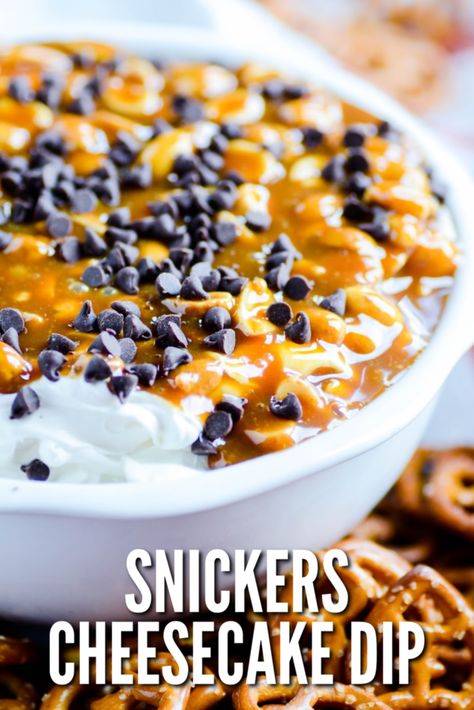 Snickers Dip Skor Dip, Snickers Dip, Sweet Dip, Snickers Cheesecake, Caramel Delights, Snickers Candy Bar, Snickers Candy, Comfort Desserts, Cheesecake Dip