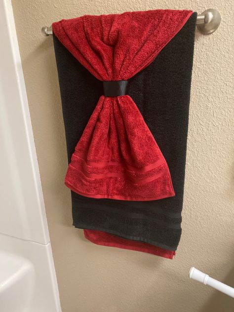 Grey Towels Bathroom Decor, Red Bathroom Ideas Decoration, Grey And Red Bathroom Ideas, Red Bathroom Decor Ideas, Red Black And Grey Bathroom Ideas, Bathroom Racks, Bath Towels Display, Bathroom Towels Display, Black And White Towels