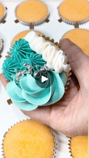 Turquoise Cupcakes, Silver Sprinkles, Silver Cupcakes, Teal And Silver, Cupcakes Decorados, Green Cups, Decorating Videos, Cake Decorating Videos, Teal Wedding