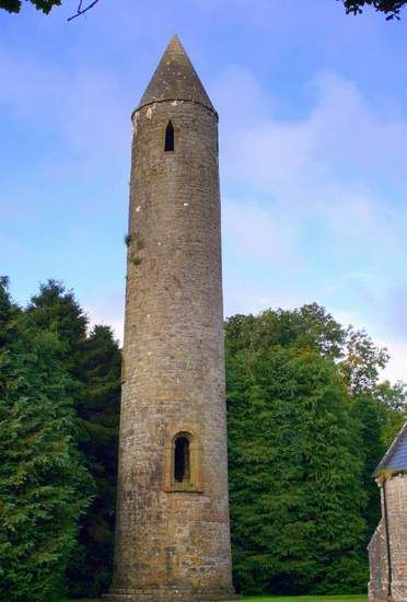 Images Of Ireland, Ancient Ireland, Round Tower, Irish Landscape, American Mom, Castle Tower, Ireland Vacation, Ancient Buildings, Gorgeous Scenery