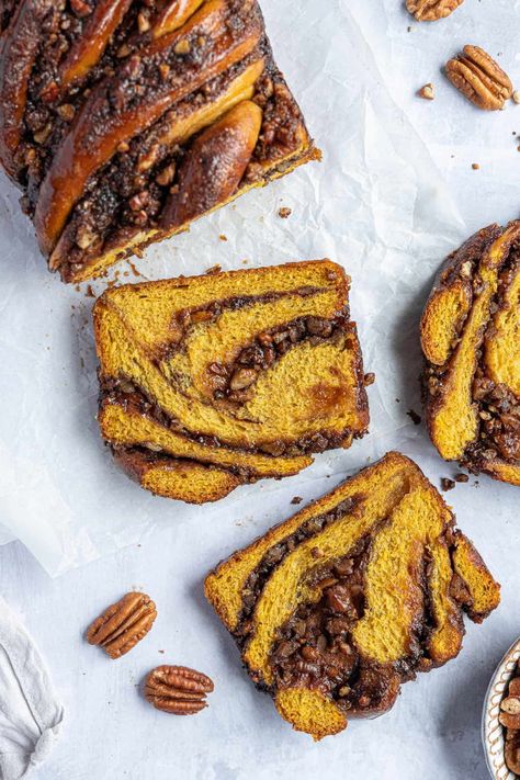 Vegan pumpkin pecan babka - this sweet, sticky loaf is full of the flavours of Autumn and is addictively good! A soft, brioche-like pumpkin bread dough is filled with a spiced, buttery brown sugar pecan filling and doused in syrup. The ultimate Fall treat! Pecan Babka, Vegan Fall Dessert, Pecan Filling, Savory Pumpkin, Babka Recipe, Vegan Pumpkin Recipes, Vegan Baking Recipes, Pumpkin Pasta, Sweet Pumpkin