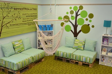 Classroom Simple: Classroom Makeover - Love these pallet benches, and so many other furniture & layout ideas here. Reading Corners, Classroom Seating, Classroom Makeover, Classroom Layout, Decor Classroom, Classroom Furniture, Flexible Seating, New Classroom, Classroom Library