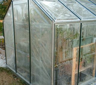 Greenhouse Insulation Ideas, Winterize Greenhouse, How To Winterize A Greenhouse, Hobby Greenhouse Ideas, Heating A Greenhouse Without Electricity, Greenhouse Heating Ideas, Insulated Greenhouse, Greenhouse Insulation, Greenhouse Tips