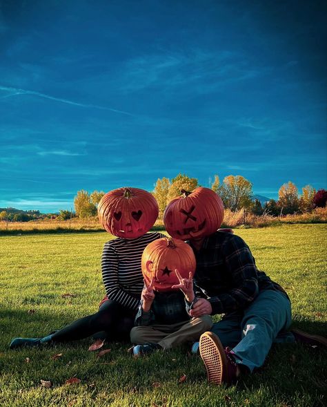 Casal Halloween, Ghostface Photoshoot, Pumpkin Shoot, Pumpkinhead Photoshoot, Head Photo, Toddler Photoshoot, Halloween Photography, Film Photography Tips, Beautiful Photoshoot Ideas