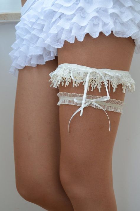 <3 garter Wedding Garter Lace Vintage, Thigh Garter Outfit, Garter Belt Pattern, Garter Outfit, Wedding Garter Diy, Lbd Accessories, Vintage Garter, Bride Garter, Prom Garters