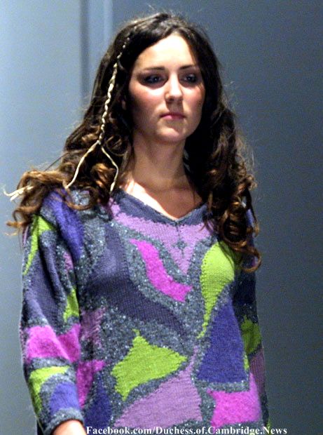 March 26, 2002 - Kate modeled on the catwalk for a "DON'T WALK" charity fashion show in St. Andrews, Scotland. It's widely believed that it was during this fashion show that Kate caught Prince William's eye. Kate Middleton Model, Kate Middleton Young, Estilo Kate Middleton, Kate Middleton Hair, Princesa Kate Middleton, Princess Katherine, Middleton Family, Kate Middleton Outfits, Princess Catherine