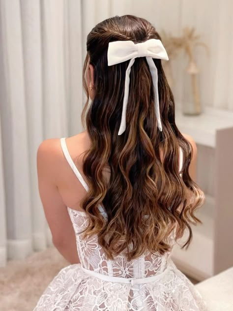 Laços no cabelo: 43 penteados para usar o acessório que é tendência | Fashion Bubbles Brown Hair Looks, Ball Hairstyles, Bridal Shower Outfit, Kids Hair Cuts, Penteado Cabelo Curto, Half Up Half Down Hair, Boho Wedding Dress, How To Make Hair, Hair Looks