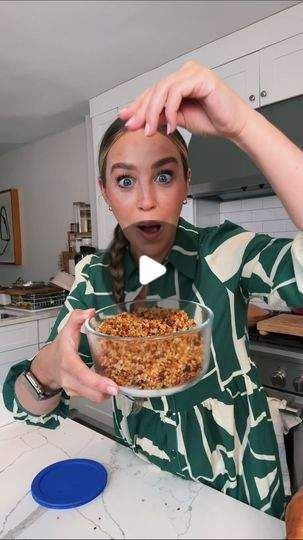 Skyler Bouchard Oppenheim on Instagram: "Sweetgreen CRISPY RICE DUPE! 🍚 RECIPE👇 love this for meal prep! ✨stay tuned for my salad recipe🫶 Ingredients: ▪️1 cup short grain brown rice ▪️2 1/2 cups water ▪️ salt, to taste ▪️1/2 teaspoon garlic powder ▪️1/2 teaspoon onion powder ▪️1/4 teaspoon black pepper (adjust to taste) 1️⃣ Rinse the short grain brown rice thoroughly under cold water until the water runs clear. In a saucepan or pot, combine the rinsed rice and 2 1/2 cups of water with 1 tsp o Crispy Brown Rice, Sweetgreen Crispy Rice, Short Grain Brown Rice, Brown Rice Salad, Crispy Rice, Puffed Rice, Rice Salad, Rice Crispy, Protein Snacks