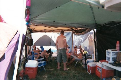 How to have an organized camp site at Bonnaroo music and arts festival AND the ultimate packing list | The-Organizing Boutique.com Camping Packing Lists, Coachella Car Camping, Firefly Festival, Music Festival Camping, Camping In The Rain, Camping Packing List, Vans Girl, Camping Set Up, Music And Arts