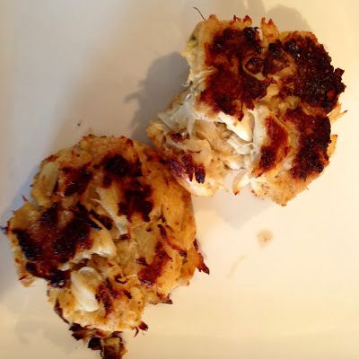 Bobby Flay Crab Cakes @keyingredient #bread Crab Dinner, Crab Cakes Recipe, Celebrity Chef Recipes, Crab Recipe, Bobby Flay Recipes, Food Network Chefs, Gourmet Appetizers, Crab Cake Recipe, Crab Cake