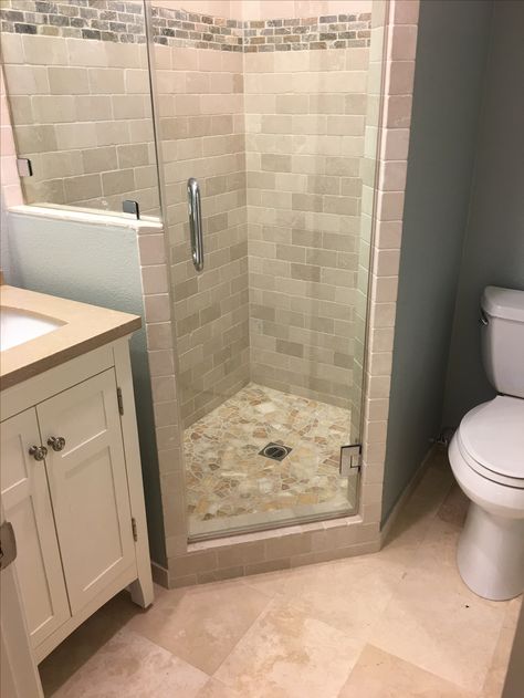 Small Shower Remodel Corner, Walk In Shower Modern, 5x7 Bathroom Layout, European Bathroom Design, Shower Modern, Bilik Air, Small Bathroom Layout, Small Bathroom Renovations, Desain Pantry