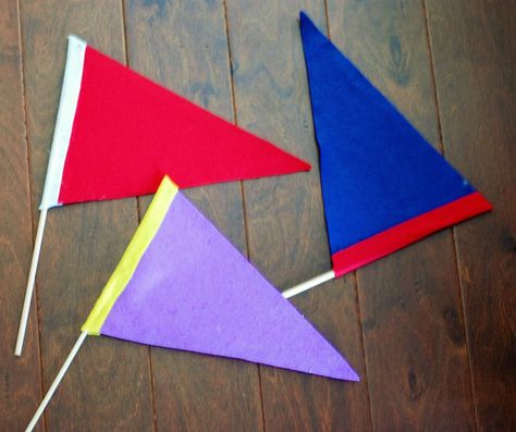 DIY Felt Pennant Flags ~ will probably use a combo of fun foam and felt. Diy Felt Pennant, Vbs Diy, Football Centerpieces, Diy Flag, Flag Diy, Flag Crafts, Pennant Flags, Party Planning Ideas, Vbs Crafts