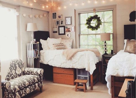 20 things you MUST bring for college!!! @pretzelgoldfish lets make sure to get these :) Case A Un Piano, Dorms Decor, Dream Dorm, Dorm Sweet Dorm, Dorm Inspiration, Dorm Room Diy, Dorm Room Designs, Girls Dorm Room, Dorm Room Organization