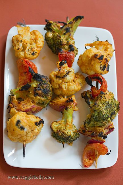 tandoori grilled vegetables - HIGHLY recommend! I didn't have garlic paste nor ginger paste so I just used minced garlic and powdered ginger. Really delicious and very flavorful!!! Cauliflower Tandoori, Tandoori Broccoli, Vegetarian Grilling Recipes, Vegetarian Grilling, Grilled Broccoli, Vegetable Kabobs, Broccoli And Cauliflower, Doner Kebab, Grilled Veggies