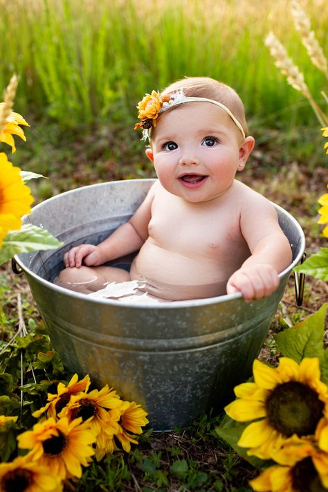 3 Month Old Baby Pictures, Bath Photoshoot, Baby Picture Outfits, Baby Milk Bath, 6 Month Baby Picture Ideas, 3 Month Old Baby, Newborn Photography Poses, Sunflower Photo