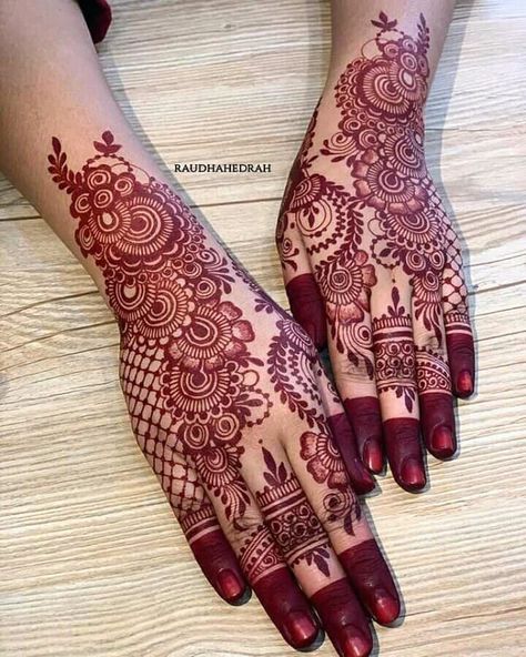 Red Mehndi, Tato Henna, Mehndi Designs Bridal Hands, Mehndi Designs For Kids, Simple Mehndi Designs Fingers, Very Simple Mehndi Designs, Pretty Henna Designs, Engagement Mehndi Designs, Henna Tattoo Designs Simple