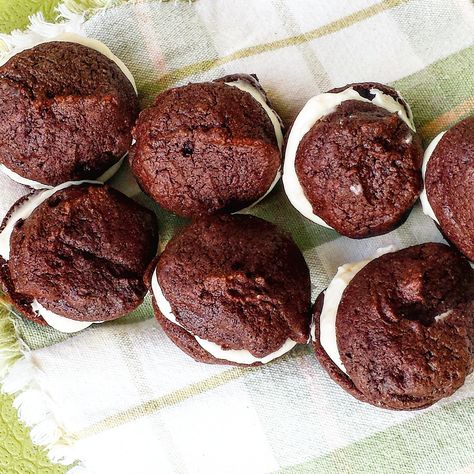 Whoopie Pies - A small batch Maine Whoopie Pies, Best Vegan Cookies, Chewy Chocolate Brownies, Small Batch Desserts, Batch Baking, Small Batch Cookies, Small Batch Cooking, Whoopie Pie Recipe, Chocolate Whoopie Pies