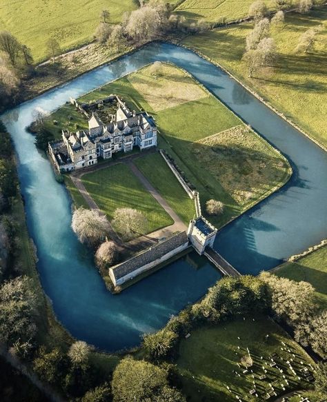 Castle With Moat, Vila Medieval, Oxfordshire England, English Castles, European Castles, Casas Coloniales, Castle House, Beautiful Castles, A Castle